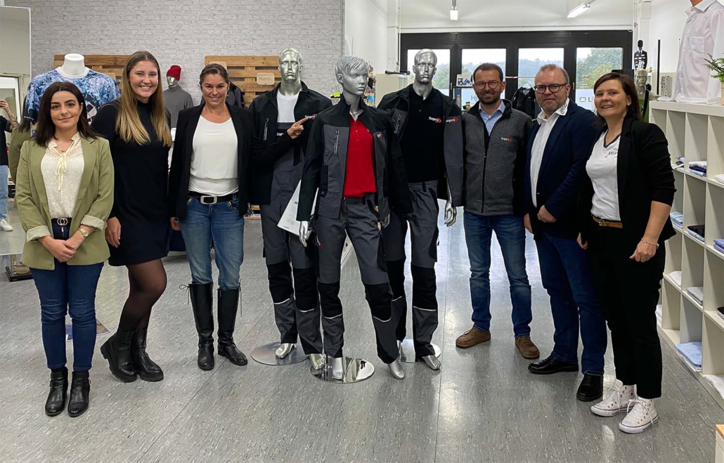 kunden mit vertrieb im showroom | Günstige Arbeitskleidung und Werbeartikel bei ZEGO in Aschaffenburg