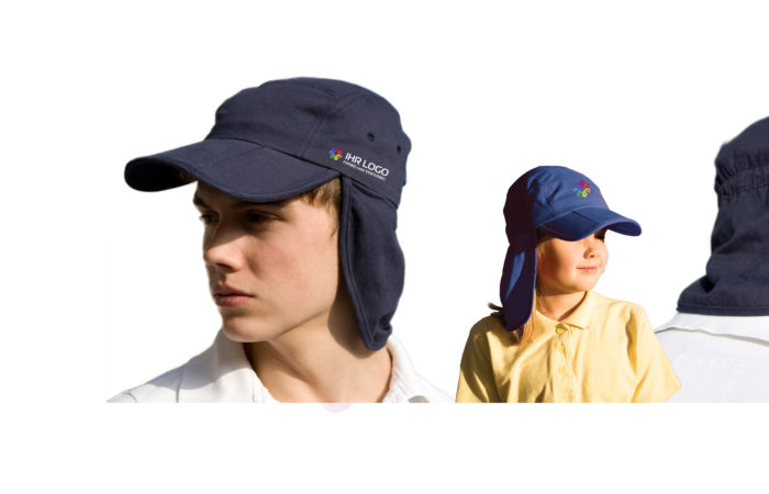 Junger Mann mit einer blauen Kappe die einen Nackenschutz hat. Ein kleineres Kind mit einer hellblauen Kappe auch mit Nackenschutz. Beide Kappen sind mit einem Firmenlogo veredelt.