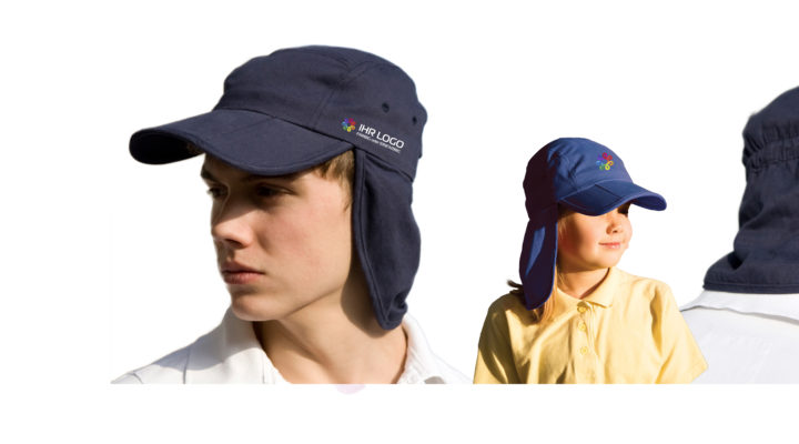 Junger Mann mit einer blauen Kappe die einen Nackenschutz hat. Ein kleineres Kind mit einer hellblauen Kappe auch mit Nackenschutz. Beide Kappen sind mit einem Firmenlogo veredelt.