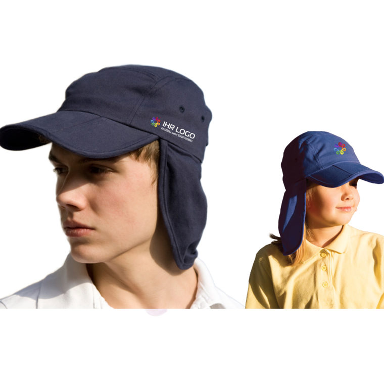 Junger Mann mit einer blauen Kappe die einen Nackenschutz hat. Ein kleineres Kind mit einer hellblauen Kappe auch mit Nackenschutz. Beide Kappen sind mit einem Firmenlogo veredelt.